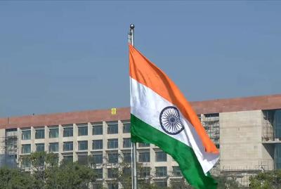 राष्ट्रपति मुर्मू ने भारत का राष्ट्रीय झंडा तिरंगा फहराया. इसके बाद राष्ट्रगान और 21 तोपों की सलामी दी गई..
