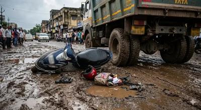 ढिमरापुर चौक में दर्दनाक सड़क हादसा: स्कूटी सवार युवती की मौत, खराब सड़क को लेकर लोगों में आक्रोश