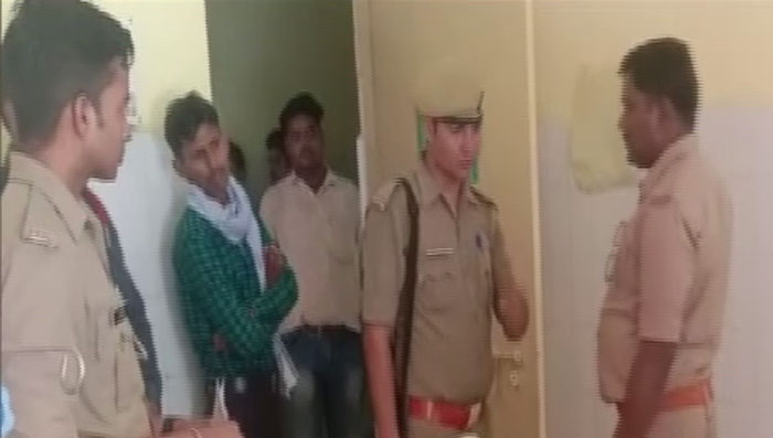 बांदा में केशव यादव के परिवार के हाथों पिट गयी योगी की पुलिस, प्रधान के घर में छिपकर बचानी पड़ी जान