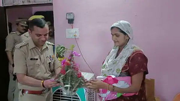 प्रतापगढ़ में महिला कांस्टेबल अंजू यादव के आवास पर पहुुंचकर SP सतपाल अंतिल ने किया सम्मानित
