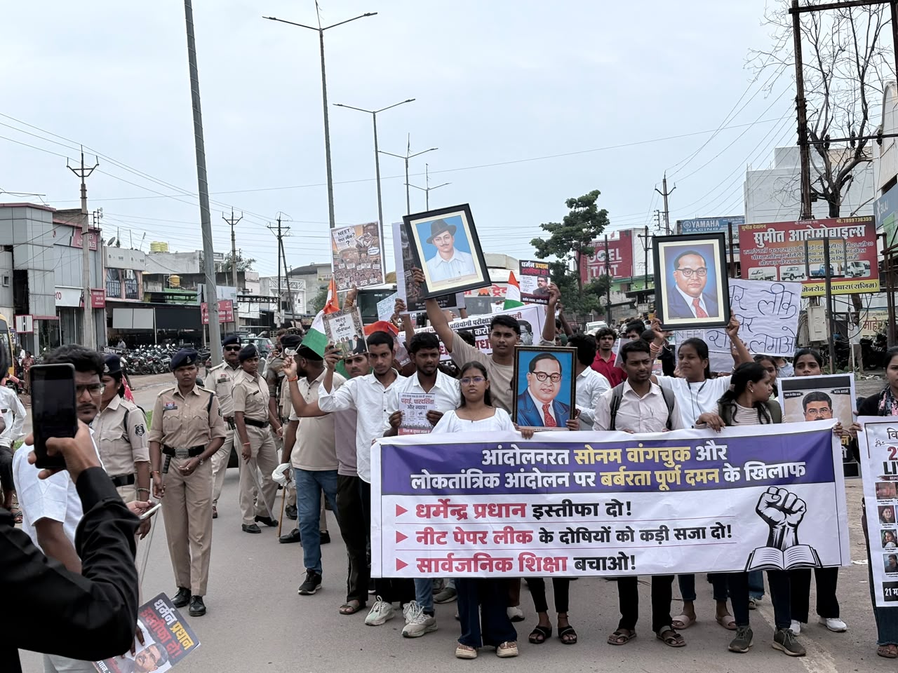 NEET पेपर लीक के विरोध में नवापारा से राजिम तक छात्रों की रैली, NTA भंग करने और शिक्षा मंत्री के इस्तीफे की मांग